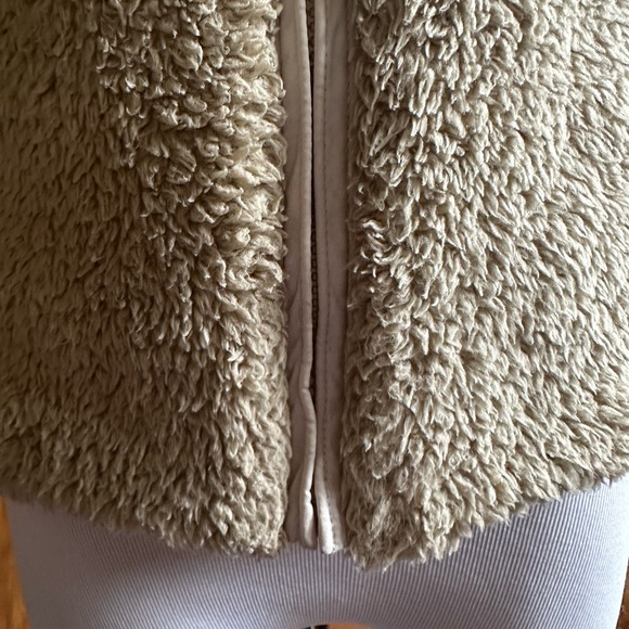 Patagonia Women’s Size Small Vest! Beige. Fluffy. Soft. - Picture 5 of 16